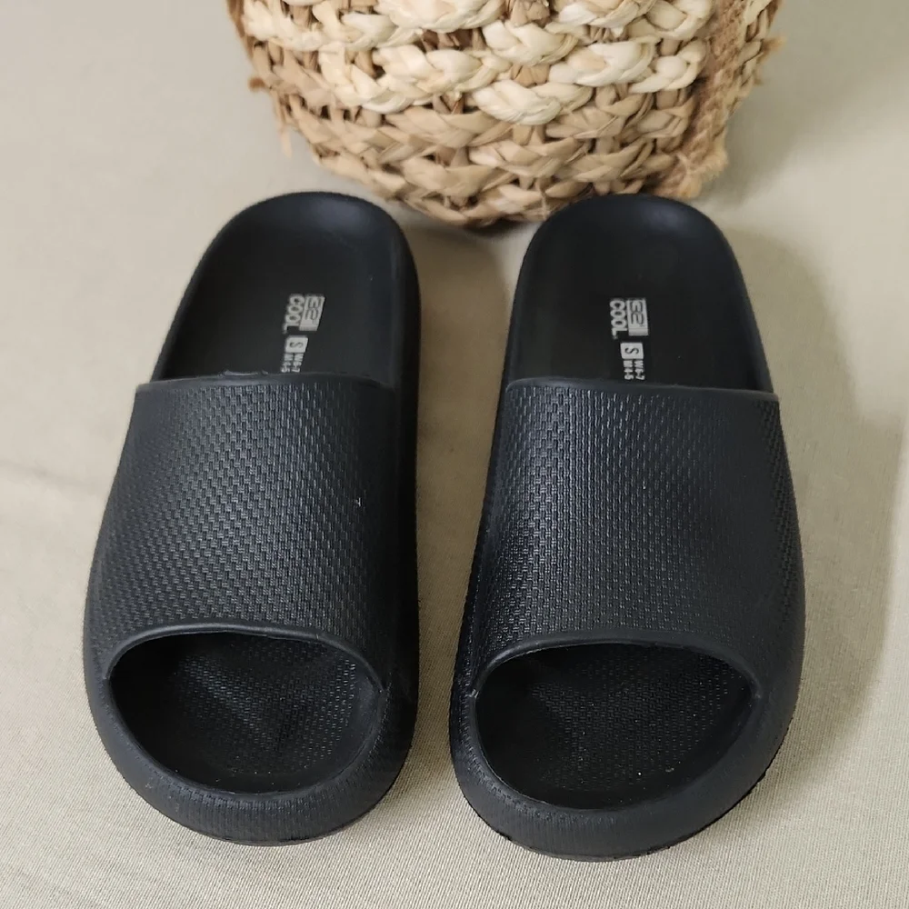 Black Slide Sandals 32 Degree Cool Size SMALL.